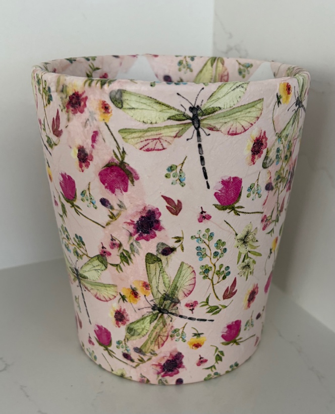 Dragonfly pot with a gentle sloping shape